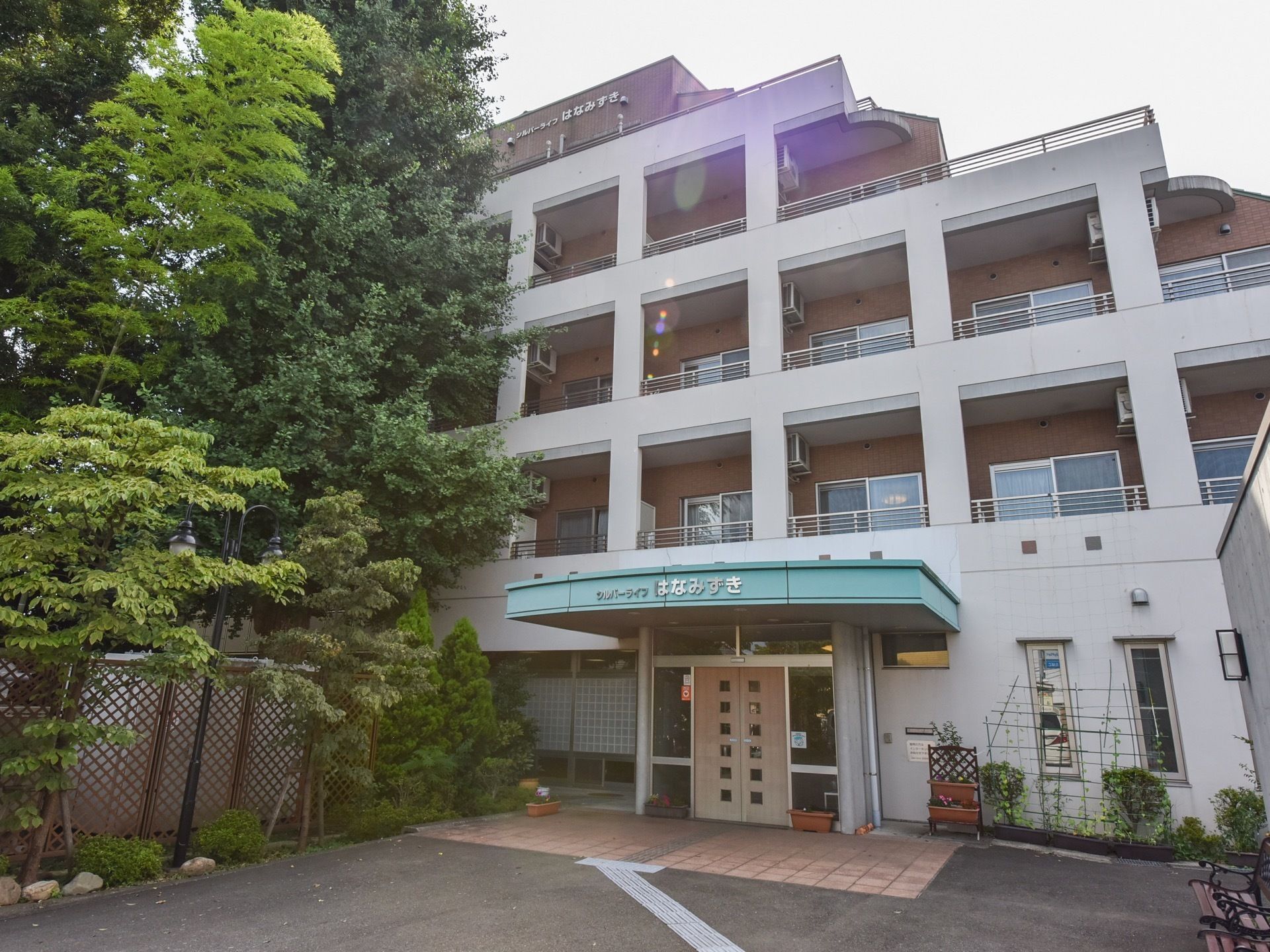 施設のルーフバルコニーの上部には金物でエアコンの室外機が設置されており、使用スペースをより広く確保されている。