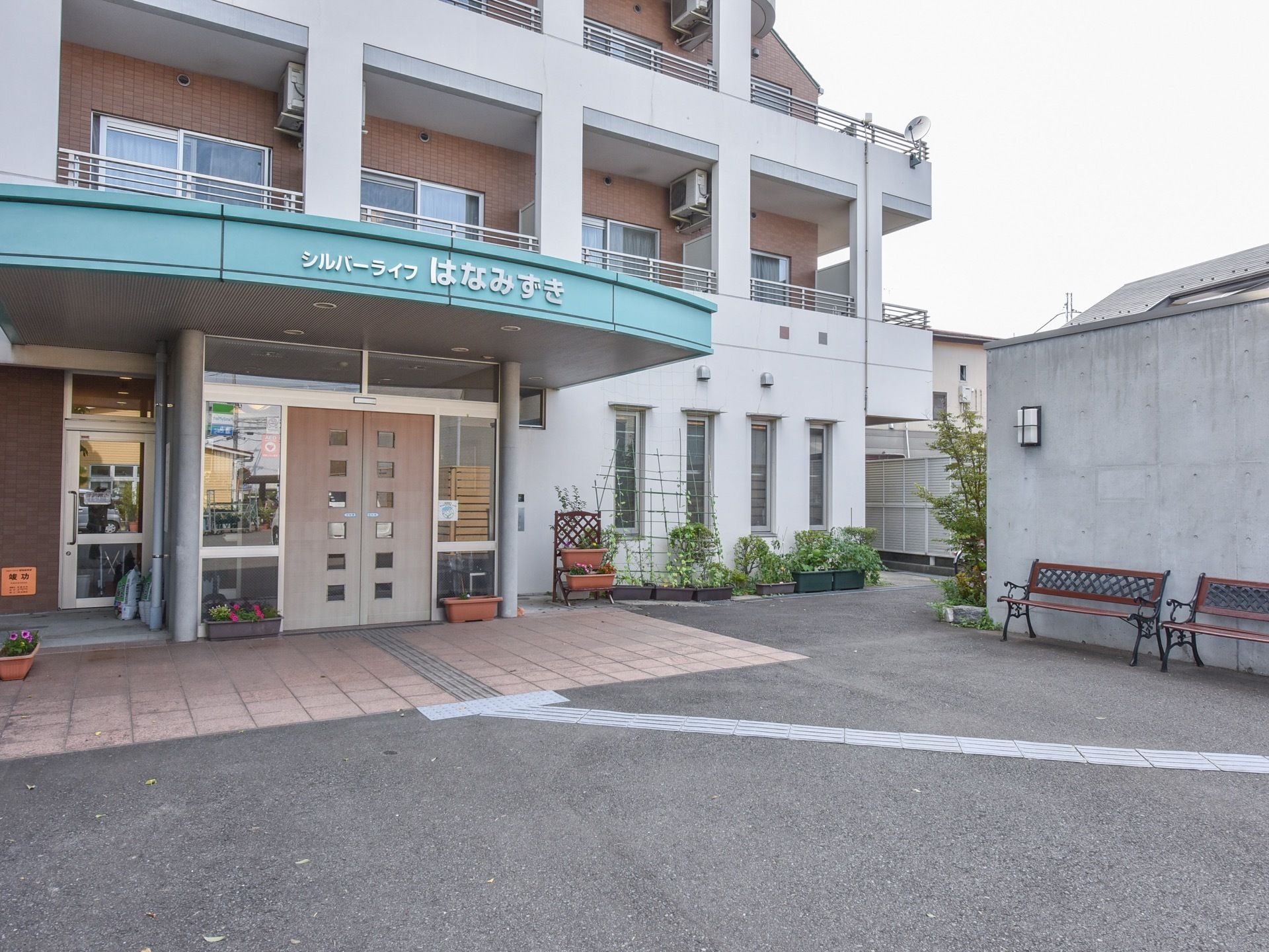 駐車場の右側にはベンチが設置されている。晴天の場合に入居者様は景色を眺めながら気分転換することができる。