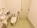 トイレの両脇には手すりが設けてあるので、長時間の座位にも安定して利用できる。また、ペーパーホルダーが前方にあるので利用しやすい。