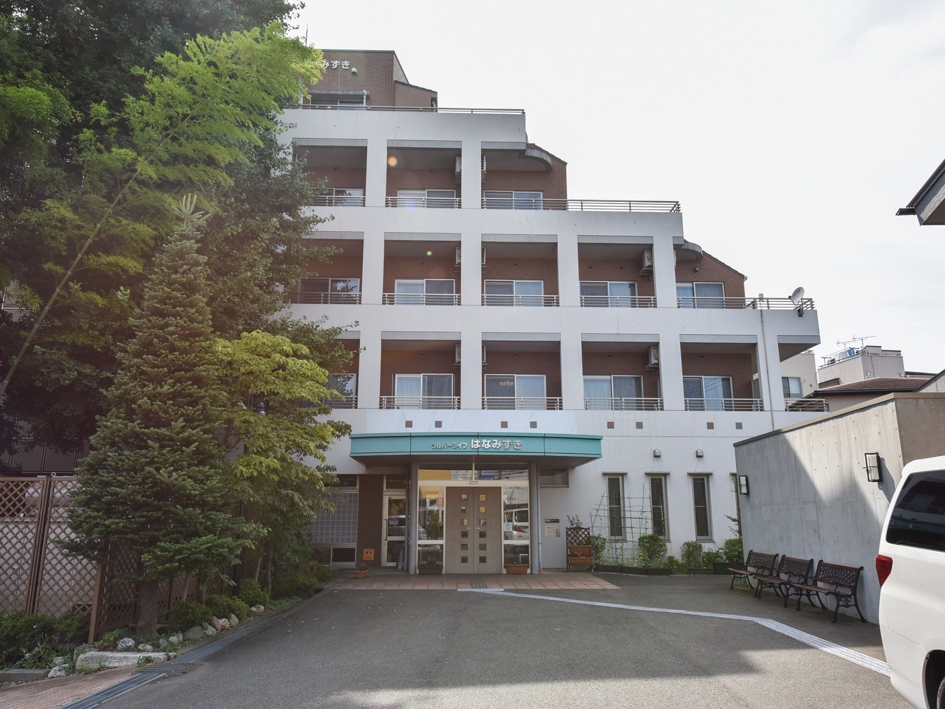 施設は白を基調とした５階建の構造で、太陽光を考慮して勾配のついた造りとなっているため屋内にも十分な採光が望める。