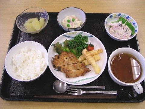 入居者様には旬の素材を活かした栄養バランスの良いお食事を召し上がっていただける。器など見た目も楽しんでいただけるよう工夫している。