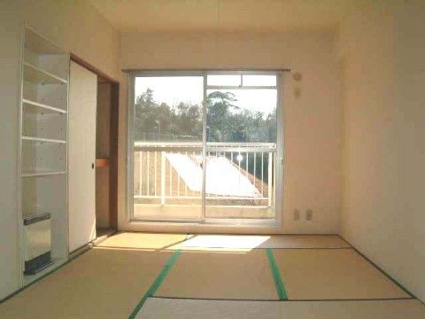居室には、畳の上でリラックスしてお過ごしいただけるように、和室の間を設けている。コンセントも充実し、電化製品も持ち込むことができる。
