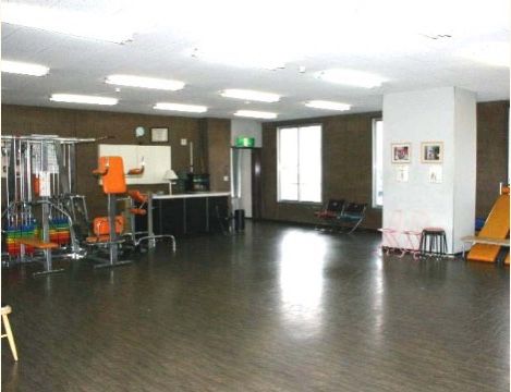 スタジオには、筋力の衰え防止のため、日々トレーニングができるように機能訓練の機材を備えている。壁際に椅子を置いている。