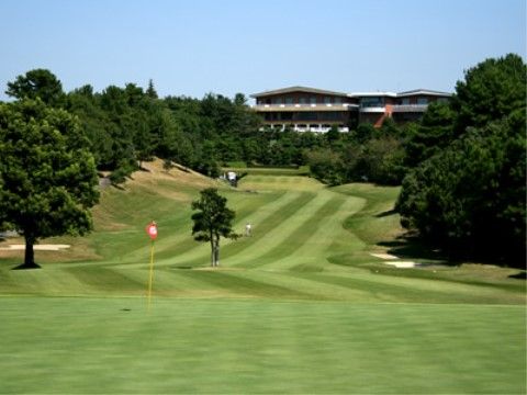 施設の傍にはカントリークラブがある。初めて来訪される方の目印にもなり、特にゴルフ好きの方には馴染みの場所である。