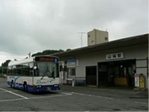 施設から約３キロ離れた所に最寄りの駅がある。電車やバス、タクシーなどをご利用いただき来訪することもできる。