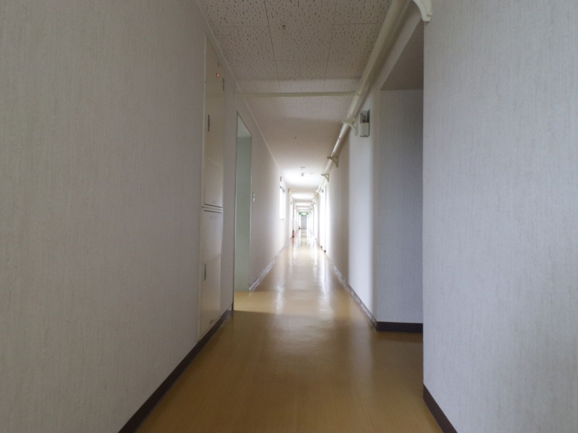 すっきりとした白い壁紙に、明るい色合いのフローリングが敷かれた、さわやかなコーディネイトの空間である。