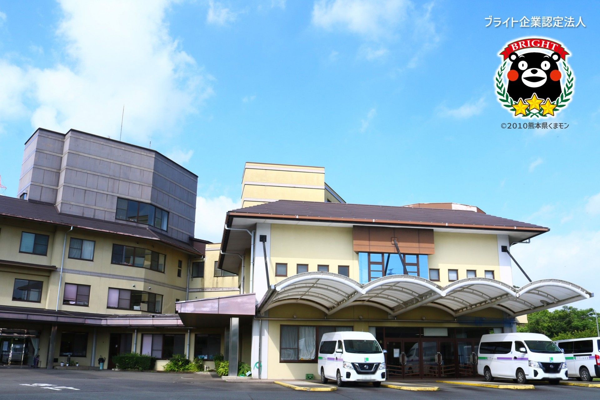 広い駐車場の建物外観