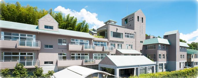 緑豊かな施設外観