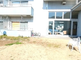 明るい施設の外観と広場