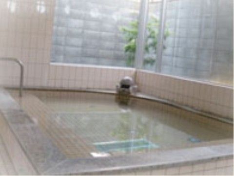 大浴場は無味無臭のアルカリ性単純泉がはられている。専門の温泉入浴指導員が正しい温泉の入り方をお伝えしており、湯治場感覚で利用していただける。