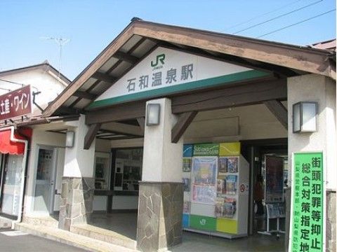 トタン屋根が懐かしい雰囲気の木造の駅舎。現在は新駅舎に建て替えられており、観光案内所ではワインの試飲が楽しめる。