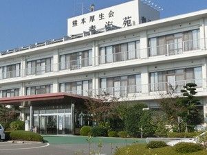 緑に囲まれた建物の外観