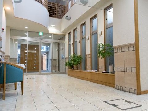 「ルミノーサ三条小川」のエントランス。開放感のある吹き抜け。