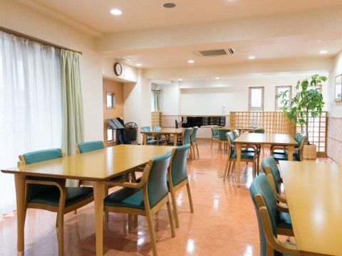 「ルミノーサ三条小川」のリビング。木目調の温かみのある空間。