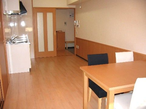「ルミノーサ三条小川」の居室。キッチンスペースがある。