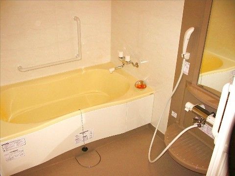 「ルミノーサ三条小川」の居室。浴室には手すりを設けている。