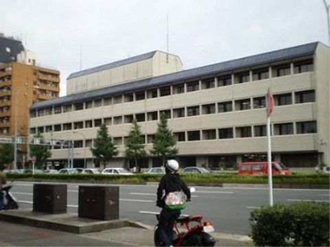 「ルミノーサ三条小川」の周辺環境。中京区役所がある。