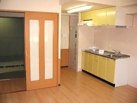 「ルミノーサ三条小川」の居室。居室のドアは引き戸を採用している。