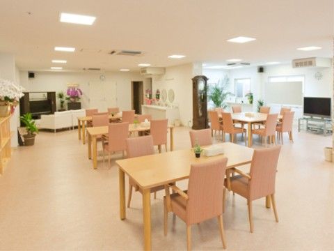 広々としたスペースに、綺麗な生け花がされた花瓶が飾られている。華やかな雰囲気の中で食事を楽しんでいただける。