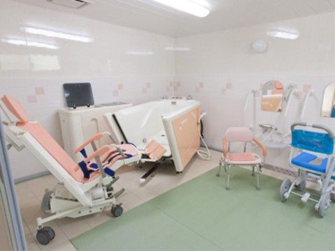 浴室には、車椅子型の搬入用浴室器具や機械浴が用意されている。どのような入居者様でも快適に利用していただける。