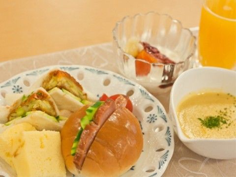肉厚のベーコンサンドやコーンスープなどの洋風な食事の献立である。メニューに飽きることのないように、工夫された食事の提供がなされている。