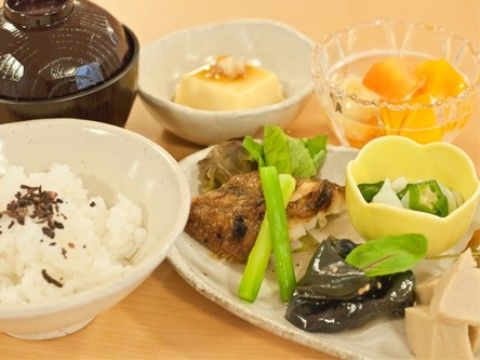 焼き魚や豆腐、みそ汁などの和食の献立である。栄養バランスのことも考えられた上で、食事の提供をしている。