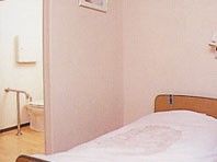 ベッドとトイレの部屋