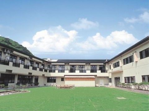3方向を建物に囲まれており、植栽や芝生で覆われた広い中庭