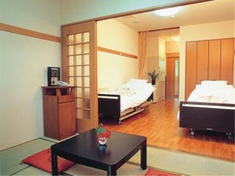 和室は淡いグリーンの壁と、ヘリがある畳敷きであり、洋室はベージュの壁と茶色のフローリングの床である。