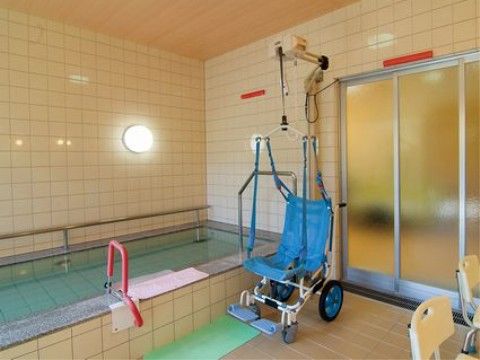 ドアは曇りガラスを使用しており、壁や床、天井はタイル貼りとなっている。シャワー用椅子が設置されている。