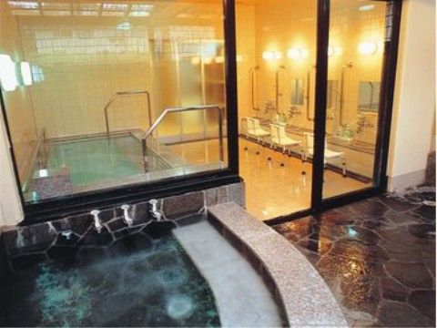 浴槽には階段が付いているので、安全にお湯に入ることができる。洗面場の電気は温かな光で明るいので、よく見える。