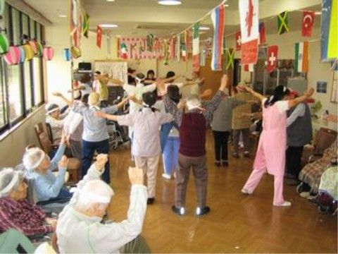 ベージュの壁に、茶色のフローリングの床である。窓が連続して設置されており、採光に優れている。ドアが広く設置されている。