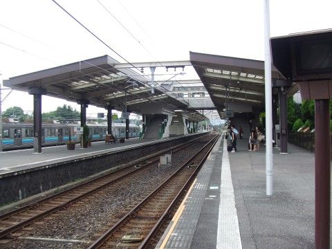 線路をまたいで、二つのホームがある広い駅である。屋根が広く設置されているため、雨が降っても濡れる心配がない。