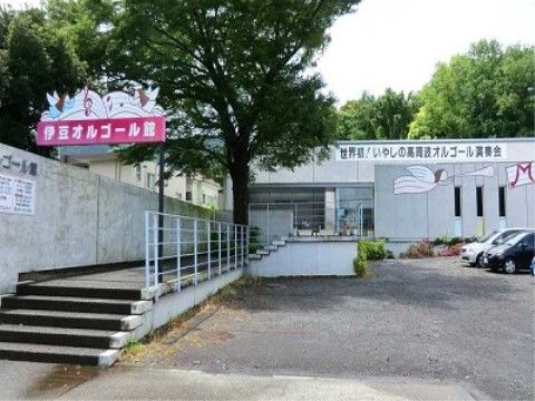 コンクリート調の近代的な建物には、オルゴールの音色をイメージした、温かみある雰囲気の絵が描かれている。