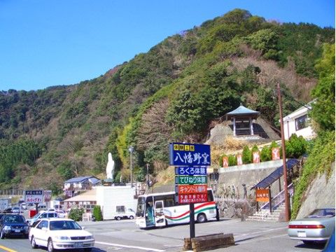 背景に山々がそびえ立っている。道路に面しているので立ち寄りやすく、常に多くの観光客でにぎわっている。
