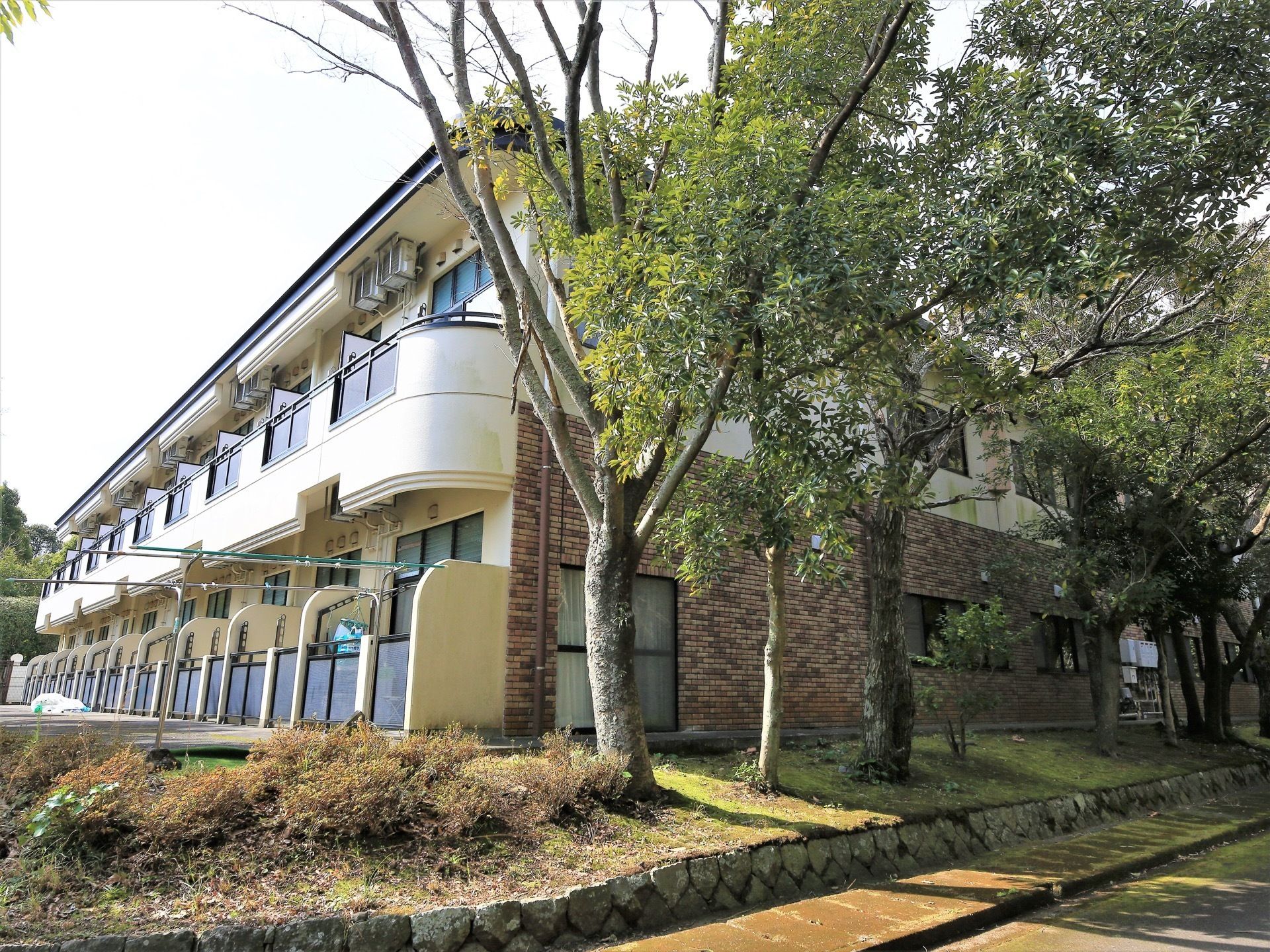 施設は２階建ての建物になっており、周りにはたくさんの木々が植えられている。各部屋にベランダが設置されている。