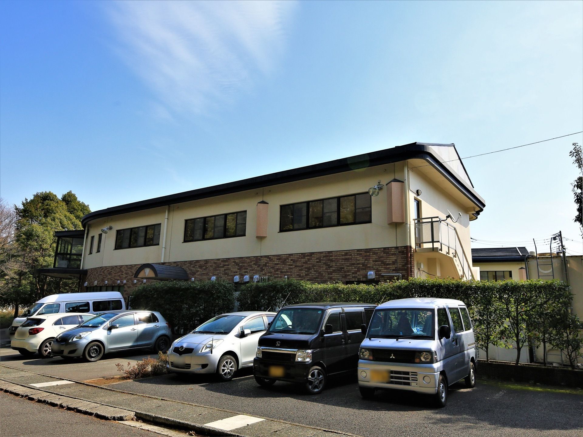 施設は自然溢れる環境の中に建てられている。駐車スペースを備えており、車で来訪する際も、安心して停めることができる。