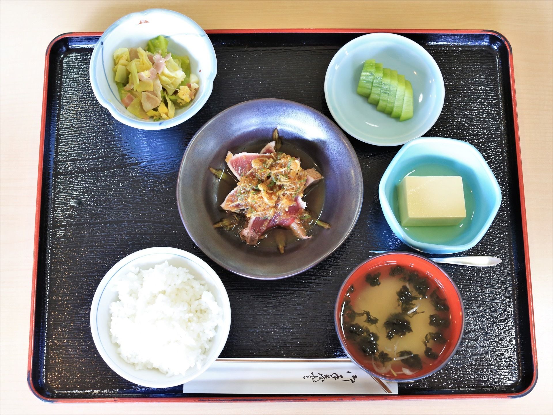 食事は、みそ汁や小鉢がついた一汁三菜になっており、フルーツのデザートも添えられている。ボリュームも十分である。