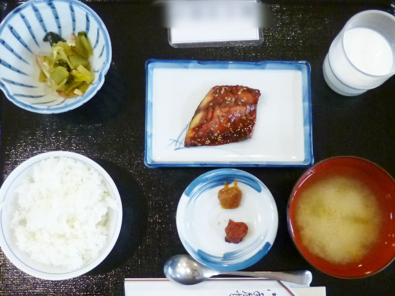 ご飯と味噌汁がセットになった和食