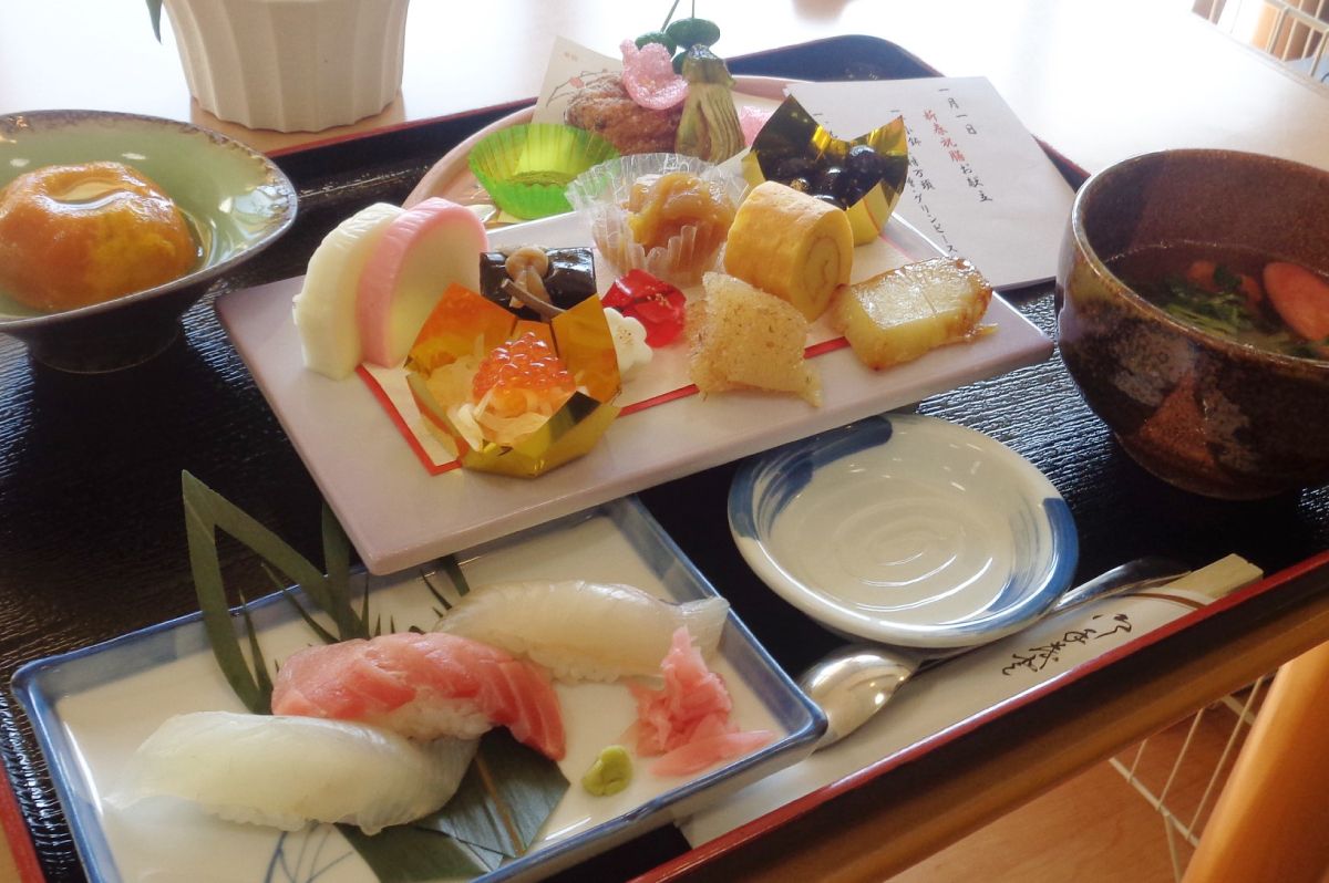 おせち料理と握り寿司のセット