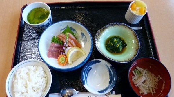 フルーツのデザートと刺身の盛り合わせ、ご飯と吸い物のセット