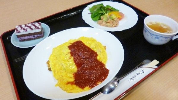 ケーキのデザートが付いたオムライスのセット