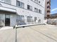 白い建物の介護施設の外観