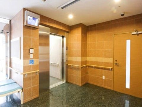 車椅子をご利用の方も安全に利用できる、大型のエレベーターを設置している。内部には手すり、移動中の非常時に対応できるモニターも完備している。