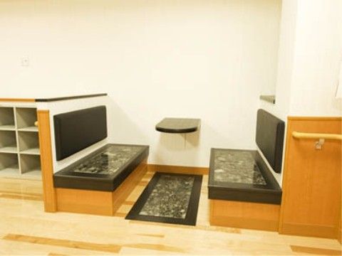 隣接されたデイサービスに設置されている岩盤浴である。座面と足底部に岩盤が設置されており、座位が可能な方であれば簡単に利用できる。