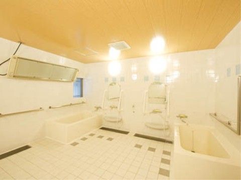 隣接されたデイサービスに設置されている浴室である。浴槽は手足を伸ばせるが溺れにくい形で、安全に入浴することができる。
