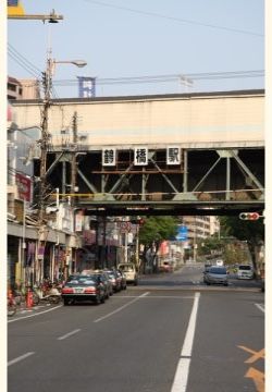 徒歩7分の場所に位置するJR環状線「鶴橋」駅。駅の近くには活気あふれる商店街があり、買い物に困ることはない。