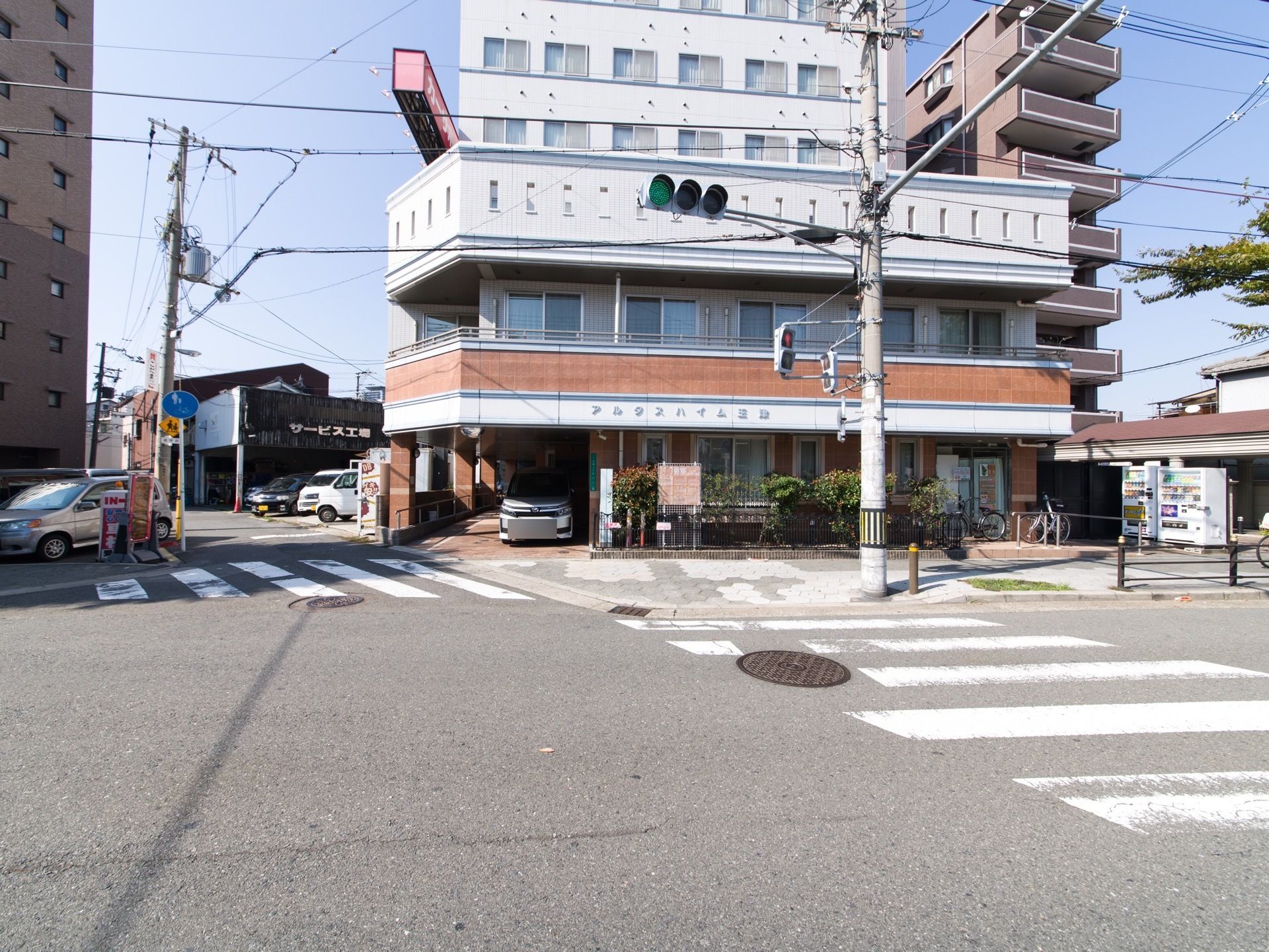 信号のある交差点に建ち、車寄せが建物に入り込む構造になっているため、天候に左右されることなく車へ乗り降りすることができる。