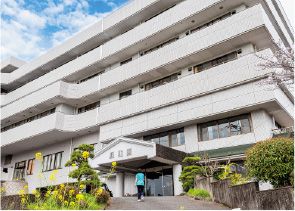 明るい外観の建物入口