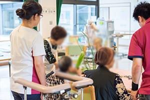 談笑する人々の様子